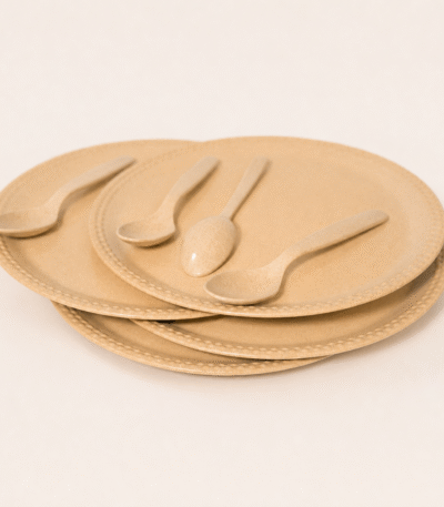 Dinner Plate Set – 4 bamboo dinner plates with spoons on a dining table